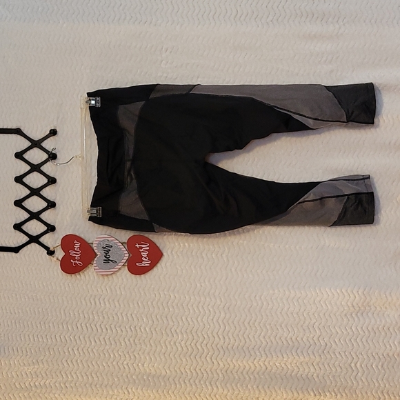 Avia Athletic Ladies Capris Black & Grey Size Large - Picture 2 of 4